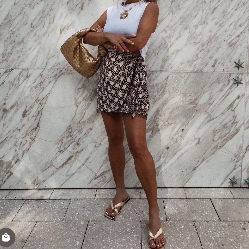 Wrap style mini skirt from Zara 🖤🤍 Knot detail and beaded fringe.